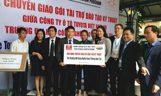Toyota Việt Nam trao tặng xe - thiết bị kỹ thuật cho các trường đại học, cao đẳng