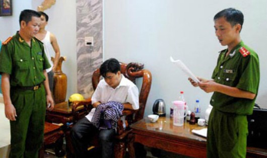 Lực lượng chức năng đọc lệnh khám nhà Nguyễn Viết Xuân