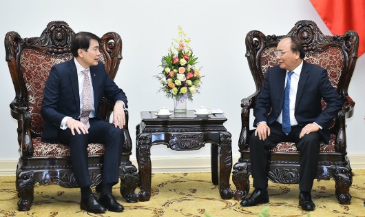 Thủ tướng Nguyễn Xuân Phúc và Chủ tịch Tập đoàn CapitaLand Lim Ming Yan. Ảnh: Quang Hiếu