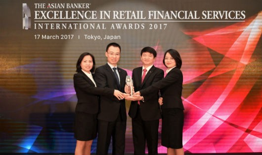 Đại diện lãnh đạo BIDV nhận giải thưởng Ngân hàng bán lẻ tốt nhất Việt Nam 2017 tại Tokyo, Nhật Bản