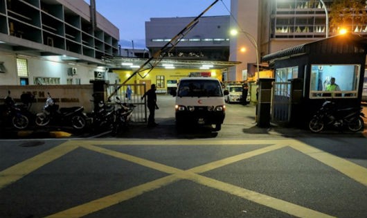 Một chiếc xe rời khỏi Viện Pháp y Quốc gia (IPFN) trong Bệnh viện Kuala Lumpur, nơi bảo quản thi thể công dân Triều Tiên được cho là ông Kim Jong-nam. Ảnh Reuters/Thanh Niên