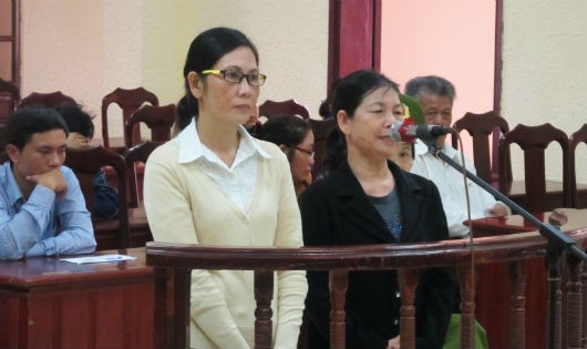 Bị cáo Nguyễn Thị Thanh Hoa (đeo kính) và Nguyễn Thị Hường tại phiên sơ thẩm