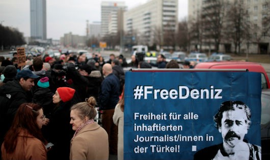 Biểu tình đòi trả tự do cho phóng viên Deniz Yucel tại Berlin