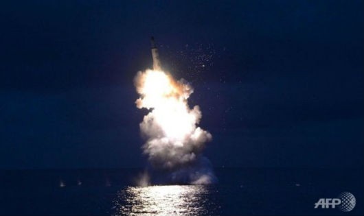 Vụ thử tên lửa đạn đạo phóng từ tàu ngầm thành công hồi tháng 8-2016 của Bình Nhưỡng - Ảnh: AFP/Tuổi trẻ