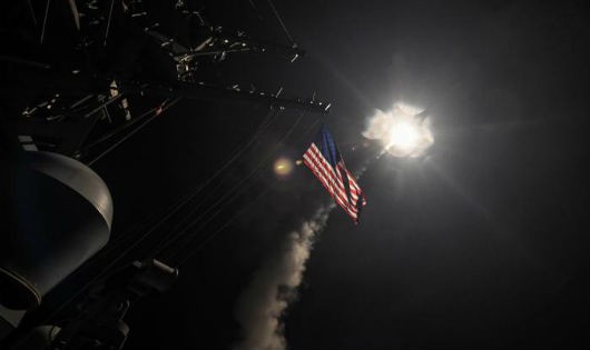 Tàu khu trục tên lửa dẫn đường USS Porter tiến hành bắn tên lửa về phía Syria ngày 7/4. Ảnh: Reuters