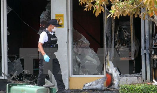 Cảnh sát Thái Lan điều tra tại hiện trường một vụ đánh bom ở khu vực Pattani, miền nam Thái Lan. (Nguồn: EPA/TTXVN)