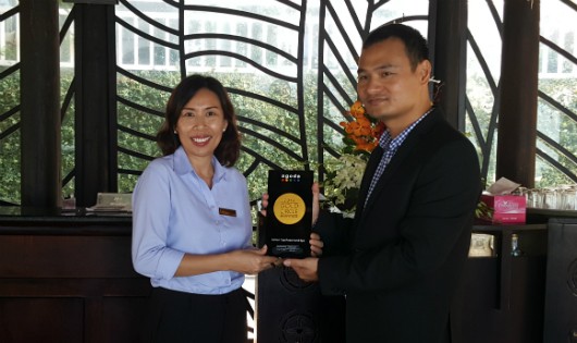 Bà Minh Trang – Tổng quản lý Léman Cap Resort & Spa đại diện C.T Group nhận giải vàng Agoda.com’s 2016 Gold Circle Awards