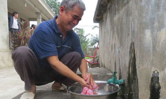 Công trình nước sạch được xây từ nguồn vốn chính sách đã giúp gia đình ông Trần Văn Mỹ (xóm 6, xã Yên Lộc, huyện Kim Sơn, tỉnh Ninh Bình) có cuộc sống chất lượng hơn