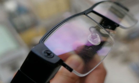 Một loại kính mắt có gắn thiết bị ghi hình được rao bán trên mạng. Nguồn: internet