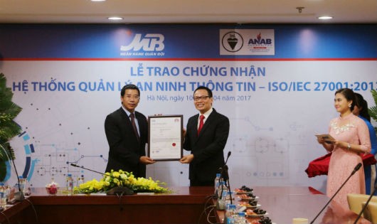Ông Lưu Trung Thái nhận chứng chỉ ISO/IEC 27001:2013