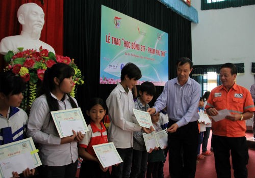 Cty CP Masan Nutri-Science trao học bổng cho học sinh nghèo học giỏi ở Thái Nguyên