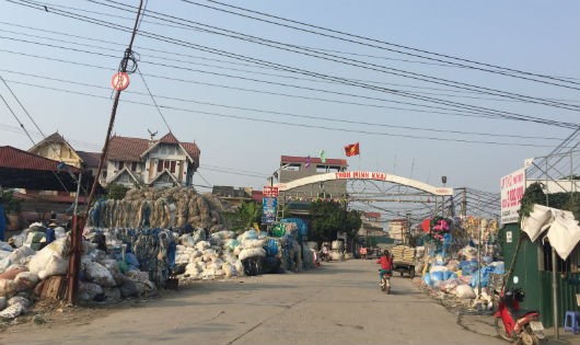Rác thải tại thôn Minh Khai chất thành núi