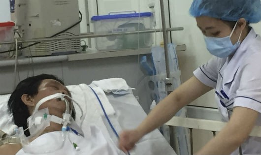 Bệnh nhân bị ngộ độc Methanol đang được điều trị tại Trung tâm Chống độc, BV Bạch Mai. Ảnh bệnh viện cung cấp