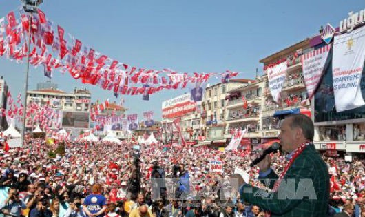 Tổng thống Thổ Nhĩ Kỳ Tayyip Erdogan (bên phải) kêu gọi cử tri ủng hộ tham gia cuộc trưng cầu ý dân về việc sửa đổi Hiến pháp diễn ra ngày 16/4. Ảnh: EPA/TTXVN