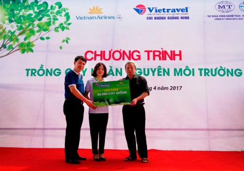 Đại diện Vietnam Airlines  và Vietravel  trao tặng vạn cây giống keo gai cho TKV