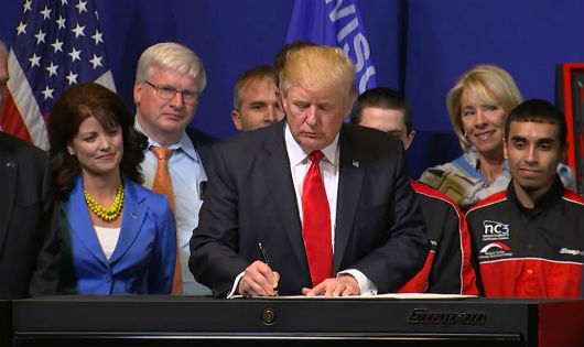 Ông Trump ký sắc lệnh điều hành mới