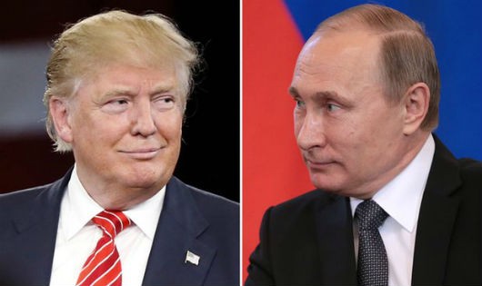 Tổng thống Nga Vladimir Putin (phải) và Tổng thống Mỹ Donald Trump
