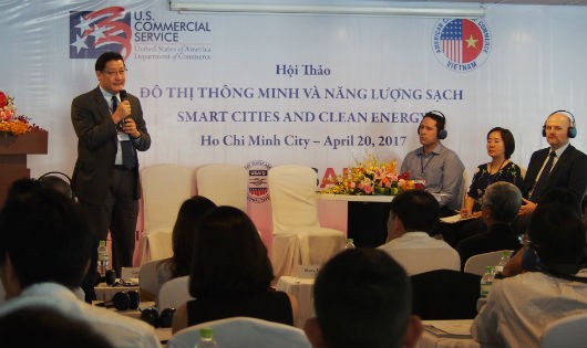 Ông Lê Hoài Quốc, trưởng ban quản lý SHTP, giới thiệu về SHTP với chủ trương sử dụng năng lượng mặt trời. Ảnh:  Võ Anh Tuấn