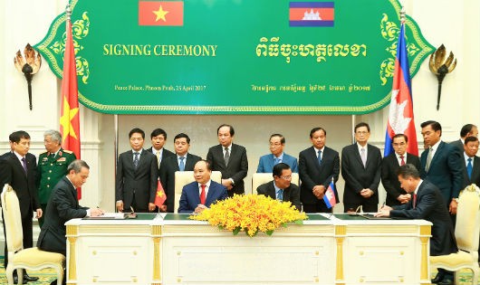 Thủ tướng Nguyễn Xuân Phúc và Thủ tướng Hun Sen chứng kiến lễ ký 4 văn kiện hợp tác giữa Việt Nam và Campuchia