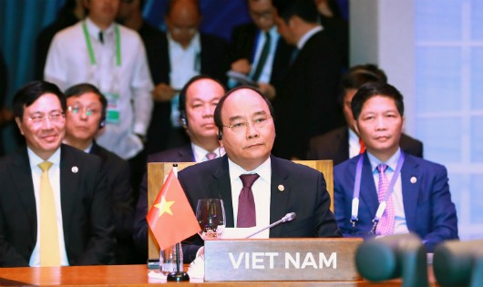 Thủ tướng Chính phủ Nguyễn Xuân Phúc dẫn đầu Đoàn đại biểu cấp cao Việt Nam tham dự Hội nghị Cấp cao ASEAN lần thứ 30 tổ chức tại Philippine. Ảnh: VGP/Quang Hiếu