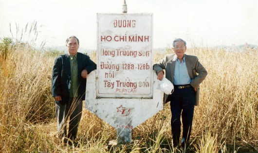 Ông Sô lây Tăng (trái) với cố nhà báo Hữu Thọ tại biên giới Việt- Lào