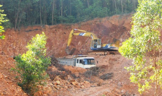 Xe đào khai thác đất tại khu vực đồi đang trồng keo thuộc địa phận thôn Trà Lương, xã Mỹ Trinh