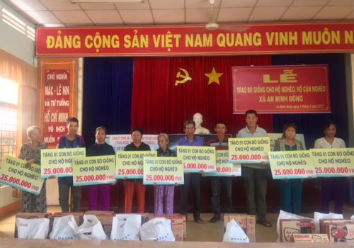 Các hộ gia đình tại xã An Ninh Đông nhận hỗ trợ nguồn vốn mua bò giống