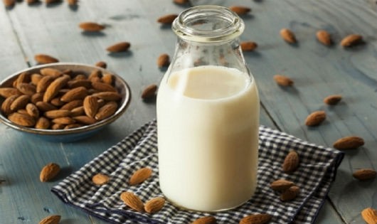 Trẻ nhỏ 100% dùng sữa hạt sẽ thiếu dinh dưỡng (ảnh minh họa)