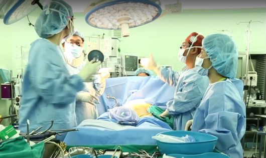 Ekip các chuyên gia, bác sỹ Hàn Quốc và Vinmec tiến hành ca ghép gan từ người cho sống đầu tiên trong vòng 13 giờ