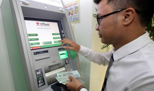 Khách hàng giao dịch tại điểm thanh toán thẻ ATM Ngân hàng VPBank. (Ảnh: Trần Việt/TTXVN)
