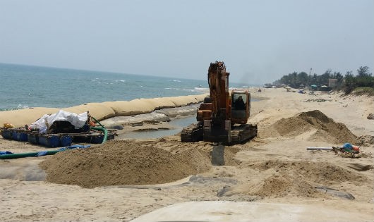 Quảng Nam: Bất cập làm kè chống xói lở bờ biển Hội An?