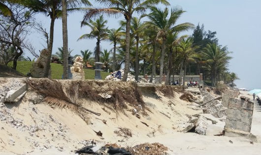 Khu vực Vườn tượng Hội An (bên ngoài Dự án kè) hiện tại đang bị sóng biển tàn phá