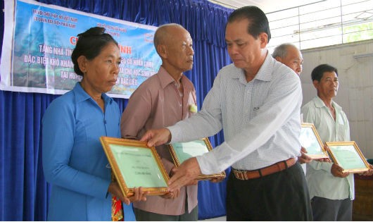 Đại diện lãnh đạo Hội Hỗ trợ người nghèo Tây Nam Bộ trao tượng trưng số tiền hỗ trợ xây nhà tình thương cho các hộ gia đình khó khăn về nhà ở