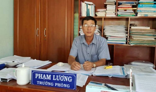Ông Phạm Lương - Trưởng phòng Nội vụ huyện Đại Lộc trao đổi với phóng viên