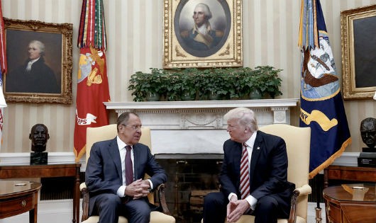 Ngoại trưởng Nga Lavrov và Tổng thống Mỹ Trump tại phiên họp. Ảnh: NYT