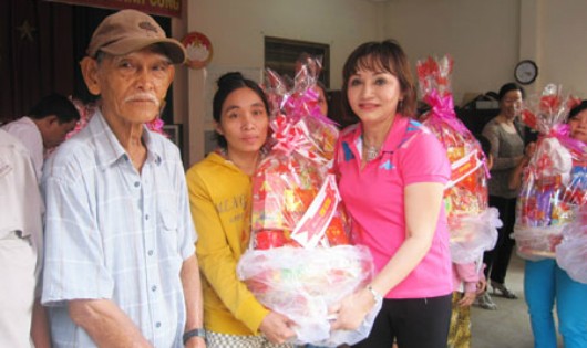 Nữ doanh nhân Kim Hương trao quà cho hộ nghèo đón Tết