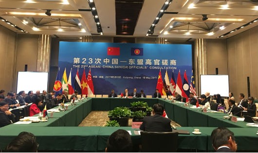Các quan chức ASEAN – Trung Quốc tại cuộc họp