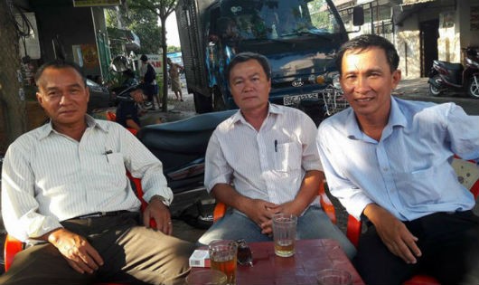 Từ trái qua ông Nguyễn Văn Chỉ, Nguyễn Quang Dũng và Huỳnh Văn Năm sau khi được đình chỉ vụ án. Ảnh: Tuổi trẻ