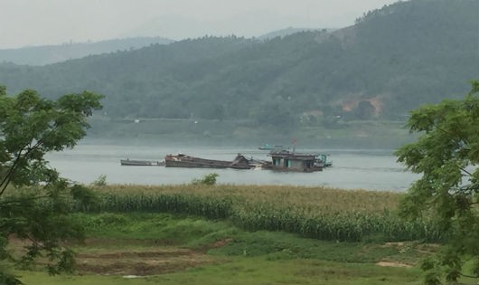 Các tàu hút và chở cát của Công ty Hùng Yến tập trung trên sông Đà tại xã Hợp Thịnh