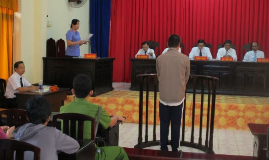 Bị cáo Nguyễn Ngọc Ân nghe đại diện VKSND tỉnh Kiên Giang đọc cáo trạng
