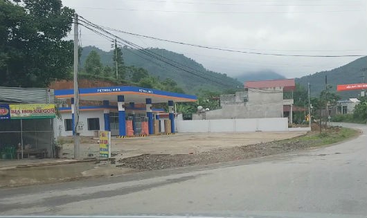 Cửa hàng xăng dầu Hồng Nhung nằm ngoài khu vực trung tâm huyện Tân Sơn tại km120+200 quốc lộ 32A