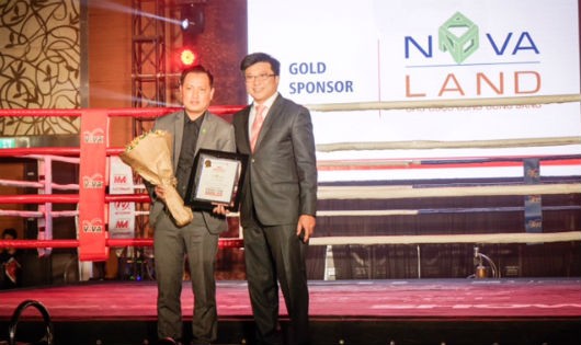 Ông Nguyễn Phước Bảo Huy – Giám đốc Kinh Doanh Khu vực, đại diện Novaland – nhận hoa và kỷ niệm chương của tổ chức Operation Smile