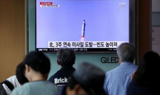 Người dân Hàn Quốc theo dõi bản tin về vụ phóng tên lửa của Triều Tiên