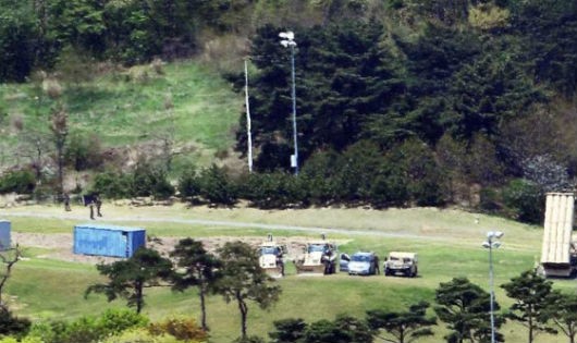Bộ phận đánh chặn của THAAD được nhìn thấy ở huyện Seongju, phía nam Hàn Quốc ngày 26/4. Ảnh Reuters/Thanh Niên