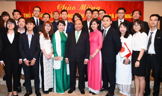Thủ tướng Nguyễn Xuân Phúc thăm Đại sứ quán Việt Nam tại Nhật Bản