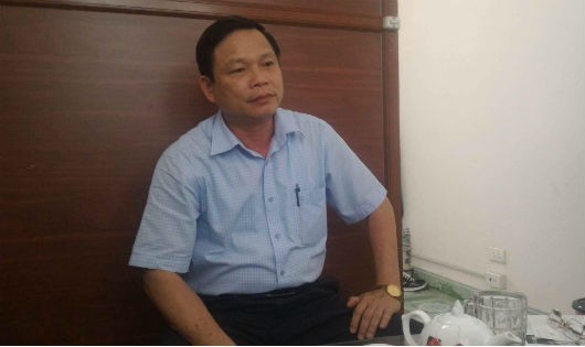 Ông Lăng Văn Định - Giám đốc BVĐK Hữu Lũng trao đổi với phóng viên