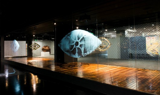 Khung cửa sổ trưng bày tác phẩm “Ngụ ngôn vàng” của nghệ sĩ Truc-Anh, khách tham quan sẽ như bị thôi miên khi trực tiếp trải nghiệm sự kết hợp giữa âm thanh, sắp đặt và video-art