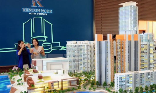 Khách hàng tham quan một mô hình dự án bất động sản tại TP. Hồ Chí Minh. (Ảnh: TTXVN)