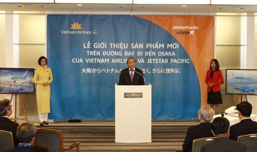 Thủ tướng phát biểu tải Lễ giới thiệu sản phẩm mới trên đường bay đi/đến Osaka