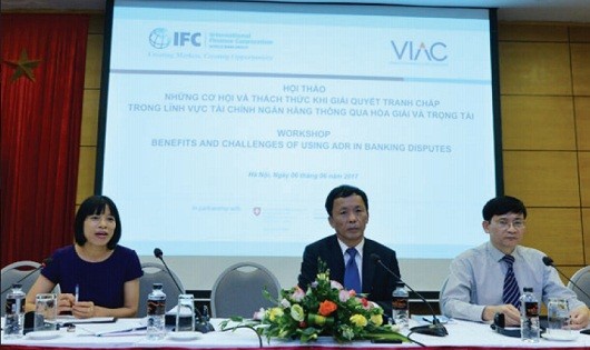 Từ trái qua phải: bà Nguyễn Thị Mai, Luật sư Trần Hữu Huỳnh, Luật sư Trương Thanh Đức giải đáp thắc mắc của doanh nghiệp, tổ chức tin dụng tại Hội thảo